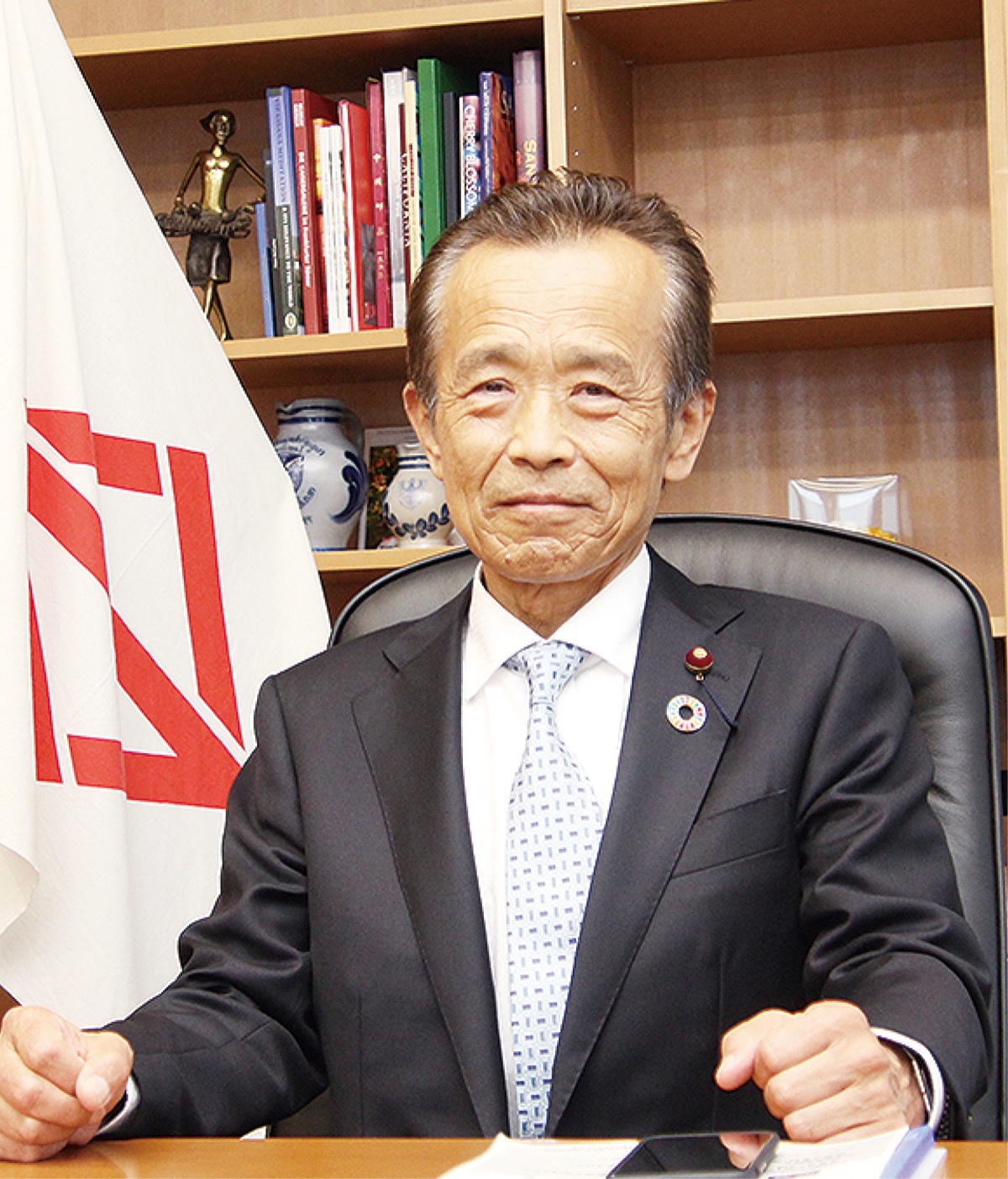 議長室の自席に座る清水議長