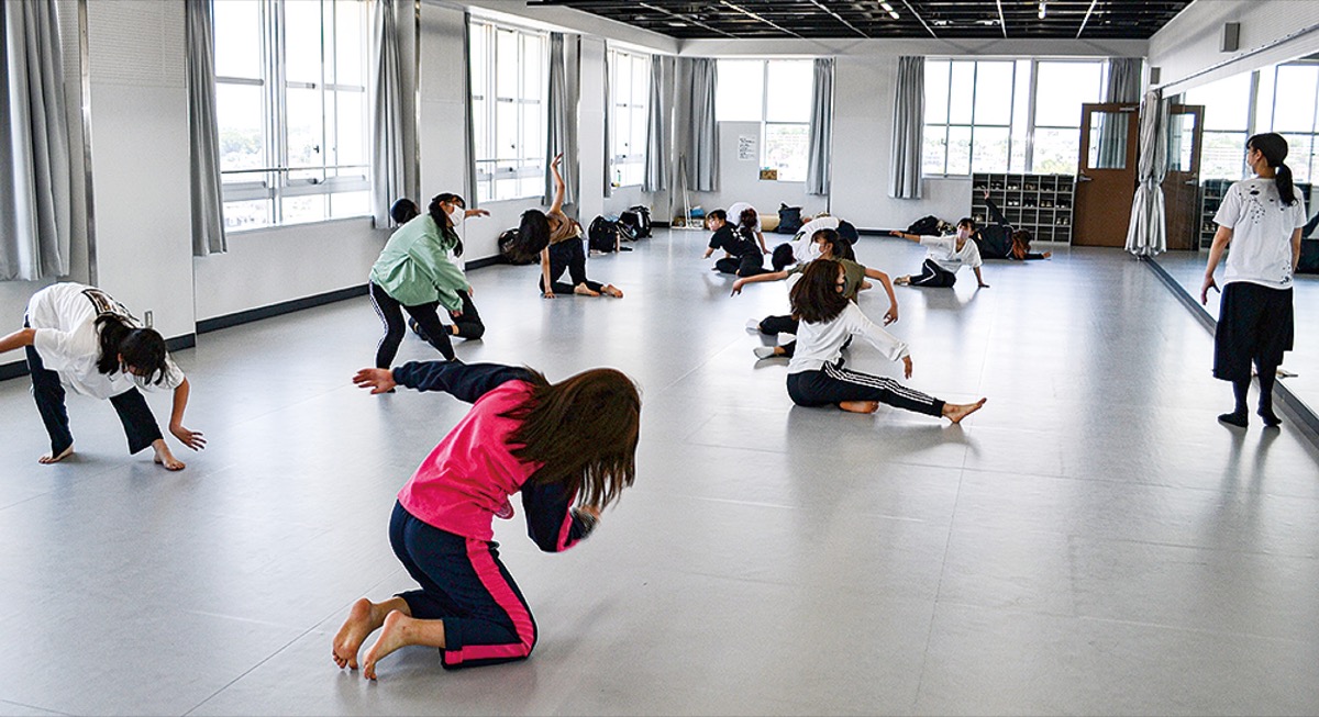舞踊に関する授業で体を動かす生徒ら