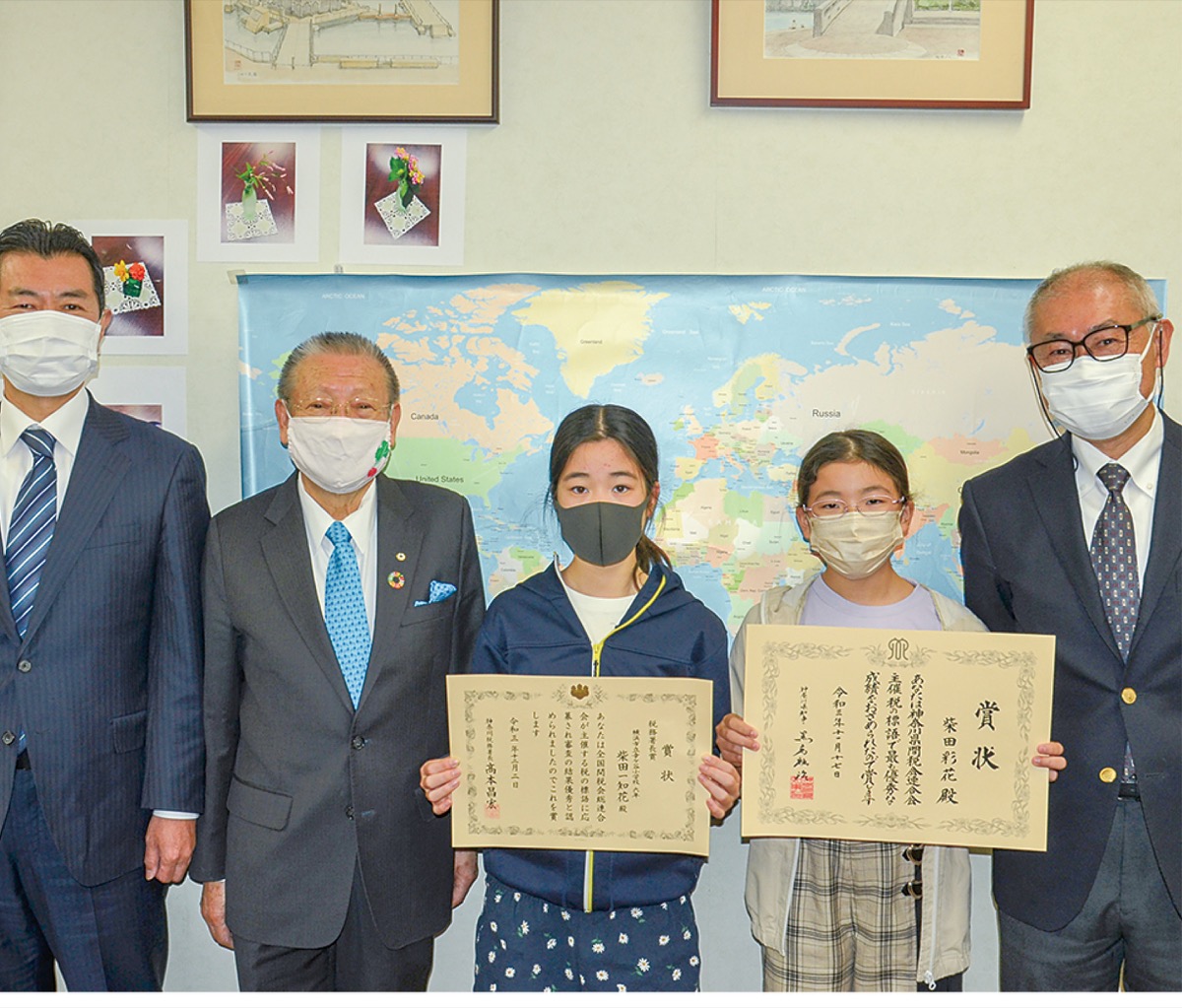 表彰を受けた柴田一知花さん（中央）と柴田彩花さん
