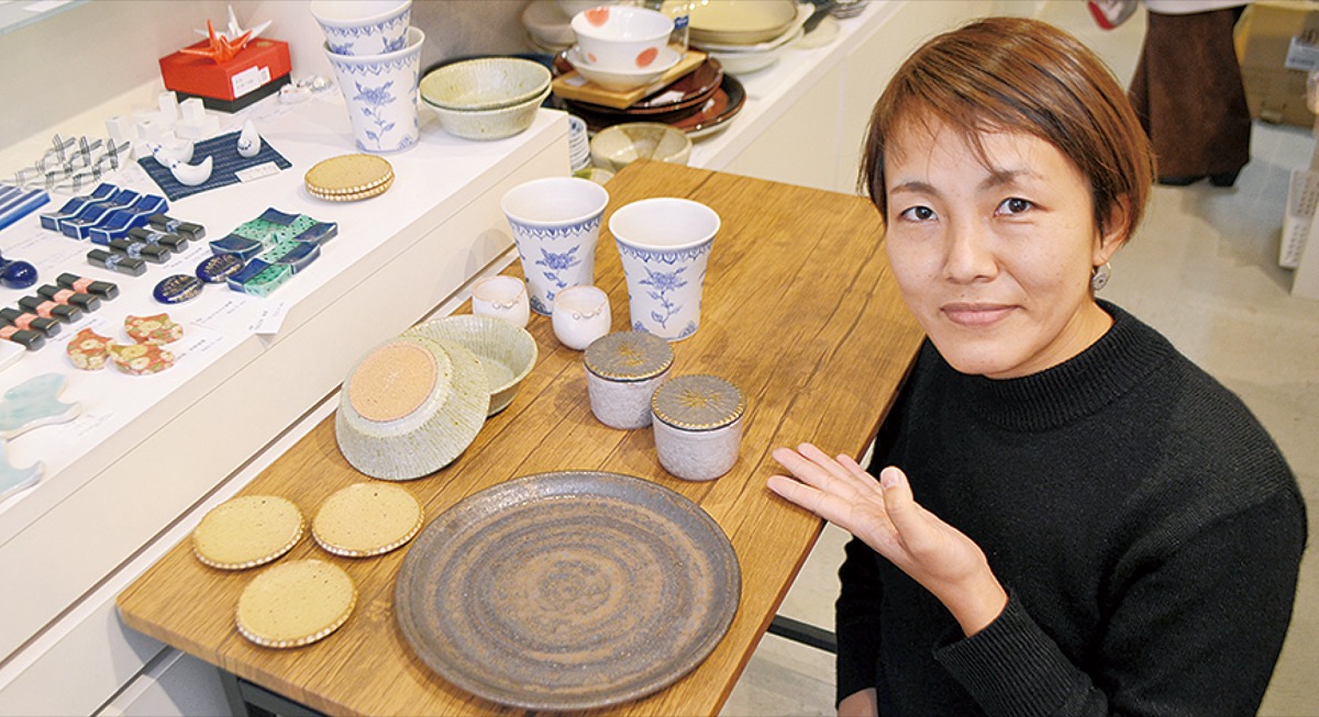 製作した食器と文山さん