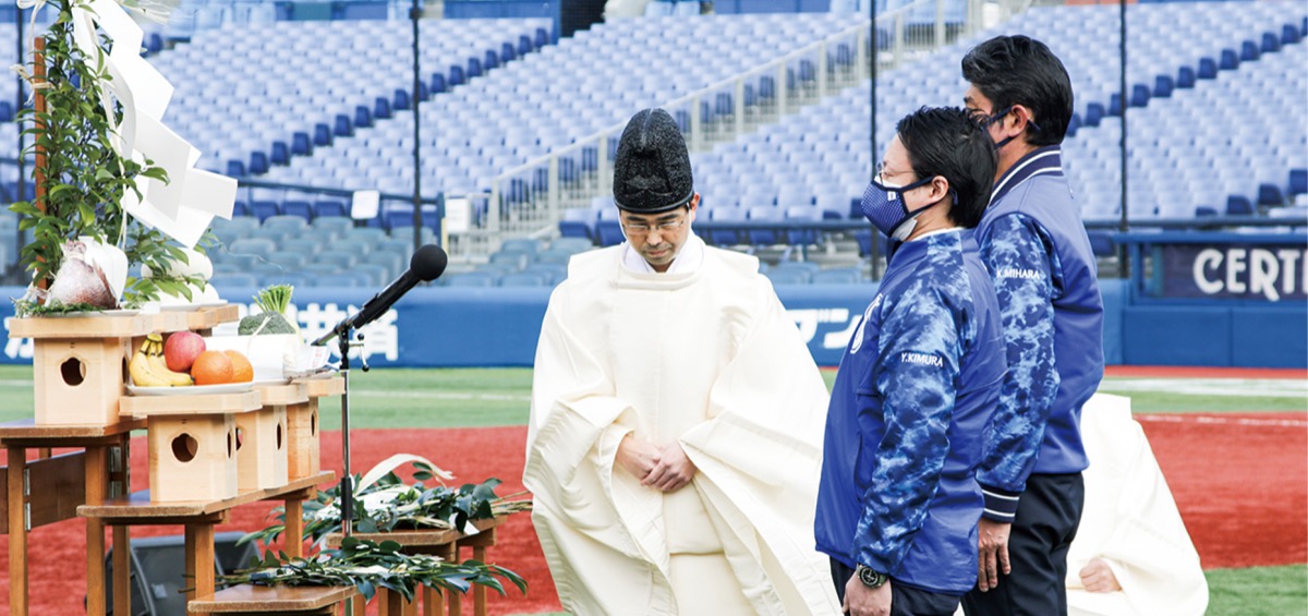 神事に参列する木村社長（手前）と三原球団代表