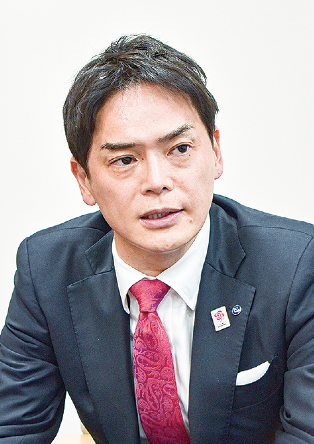 質問に答える山中市長＝３月29日