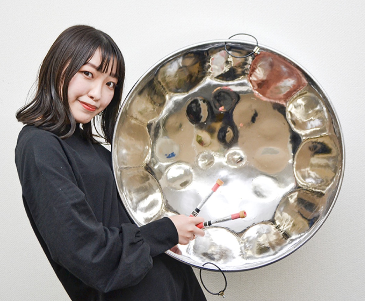 スチールパンを持つ新崎さん