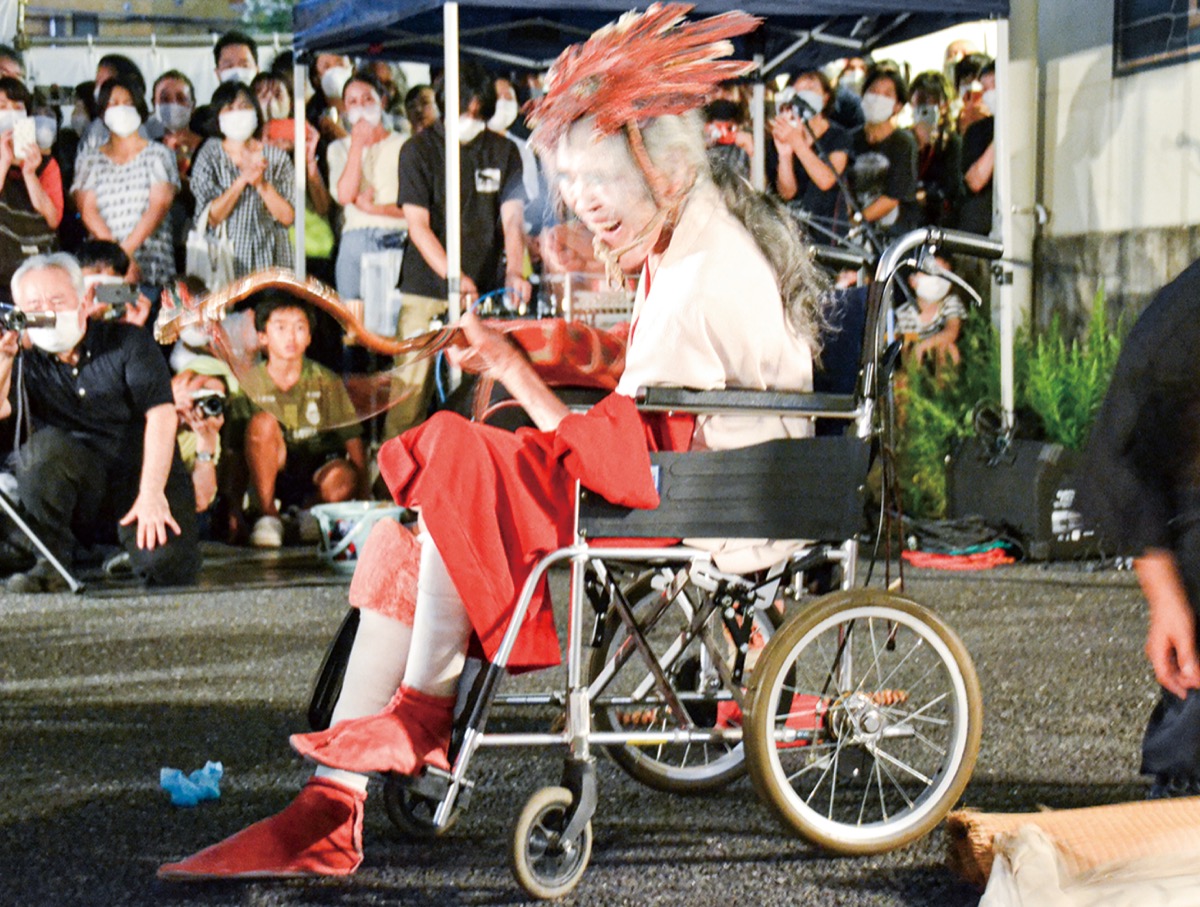 車いすに乗り会場に登場したギリヤークさん