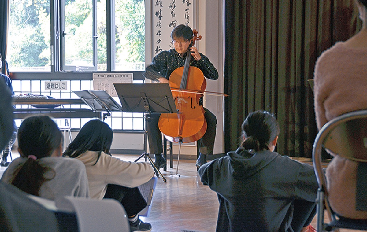 チェロの演奏を聞き入る参加者