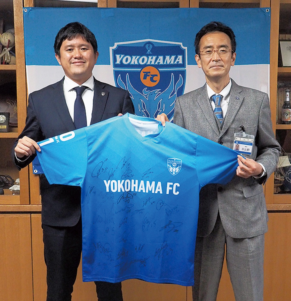 日比野区長（右）にユニフォームをプレゼントした木村社長＝提供