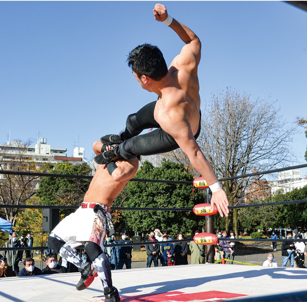 打点の高いジャンプキックを見舞う選手