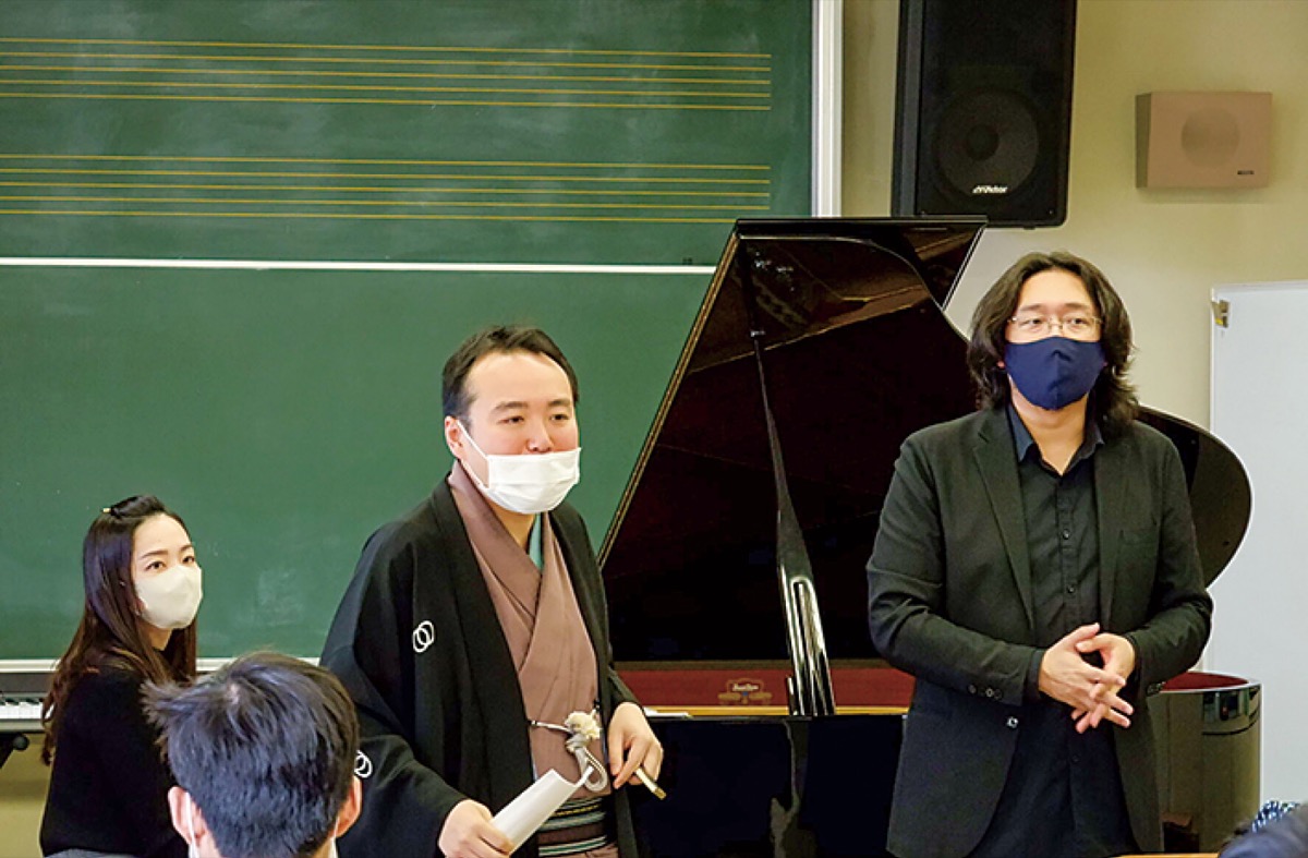 落語やオペラに耳傾け