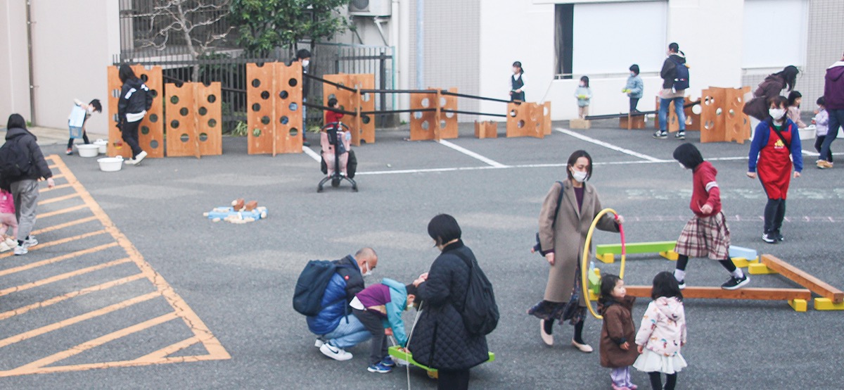 駐車場に遊具が出現