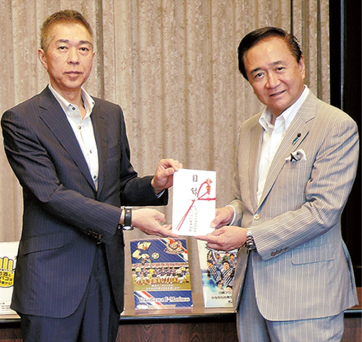 当日は、県遊協の小林昇副理事長が目録を手渡した