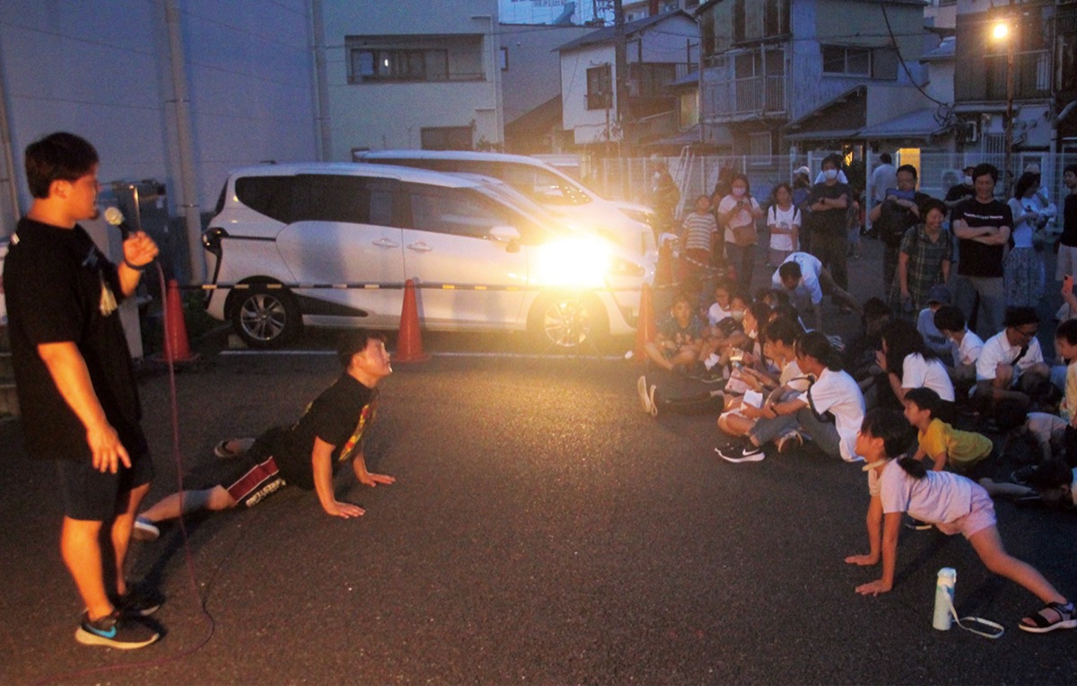 ライオンプッシュアップを実践する加藤選手と説明する神谷選手