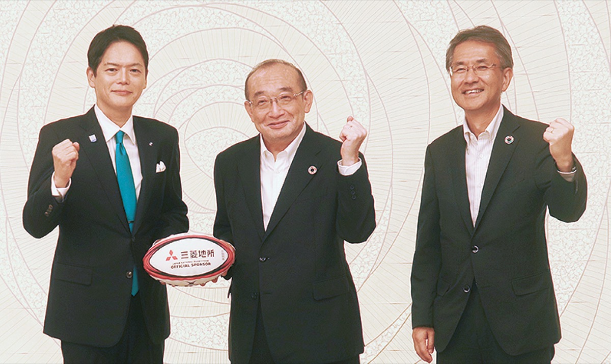 山中市長（左）と吉田会長（中央）