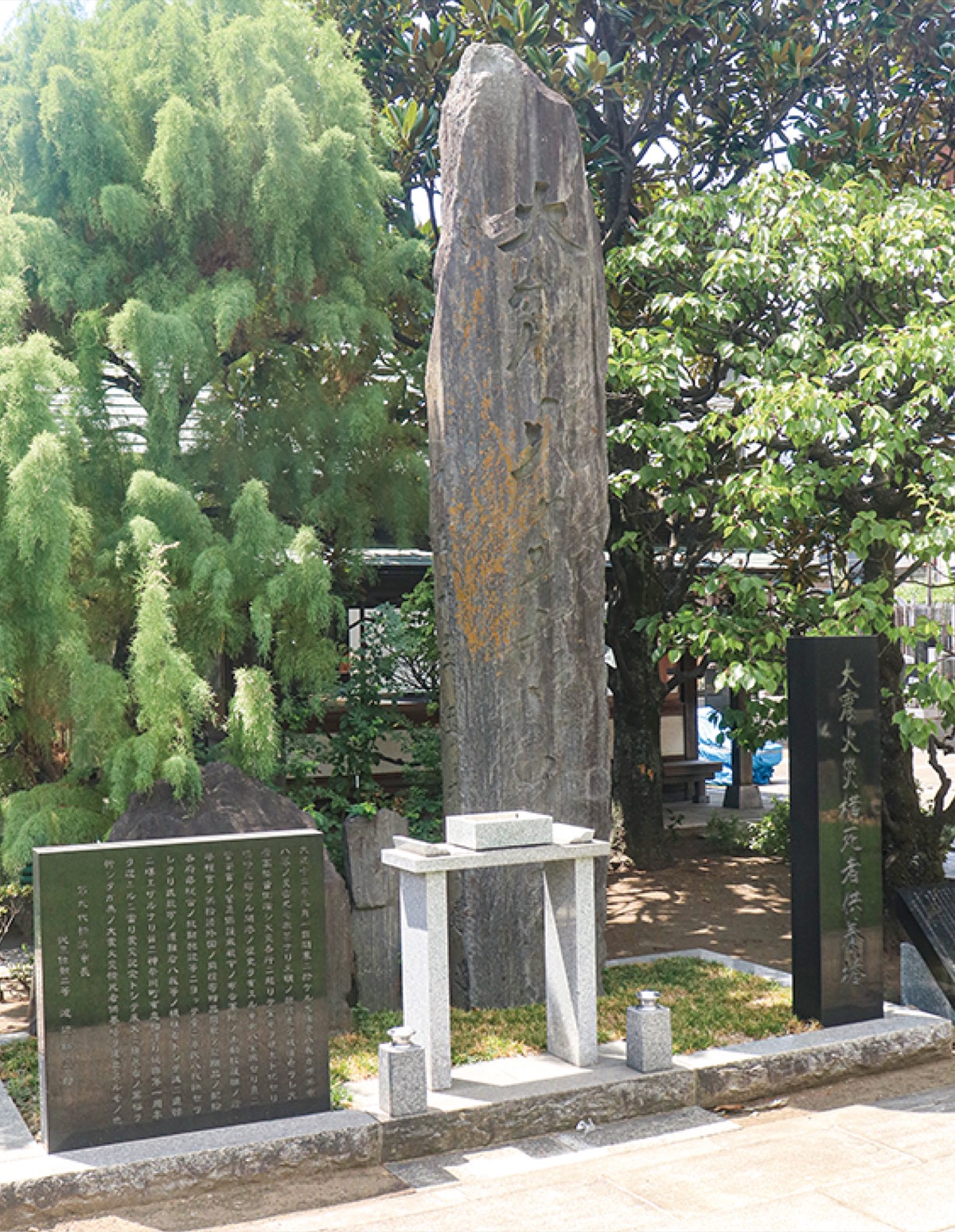 金蔵院本堂前に建つ供養塔
