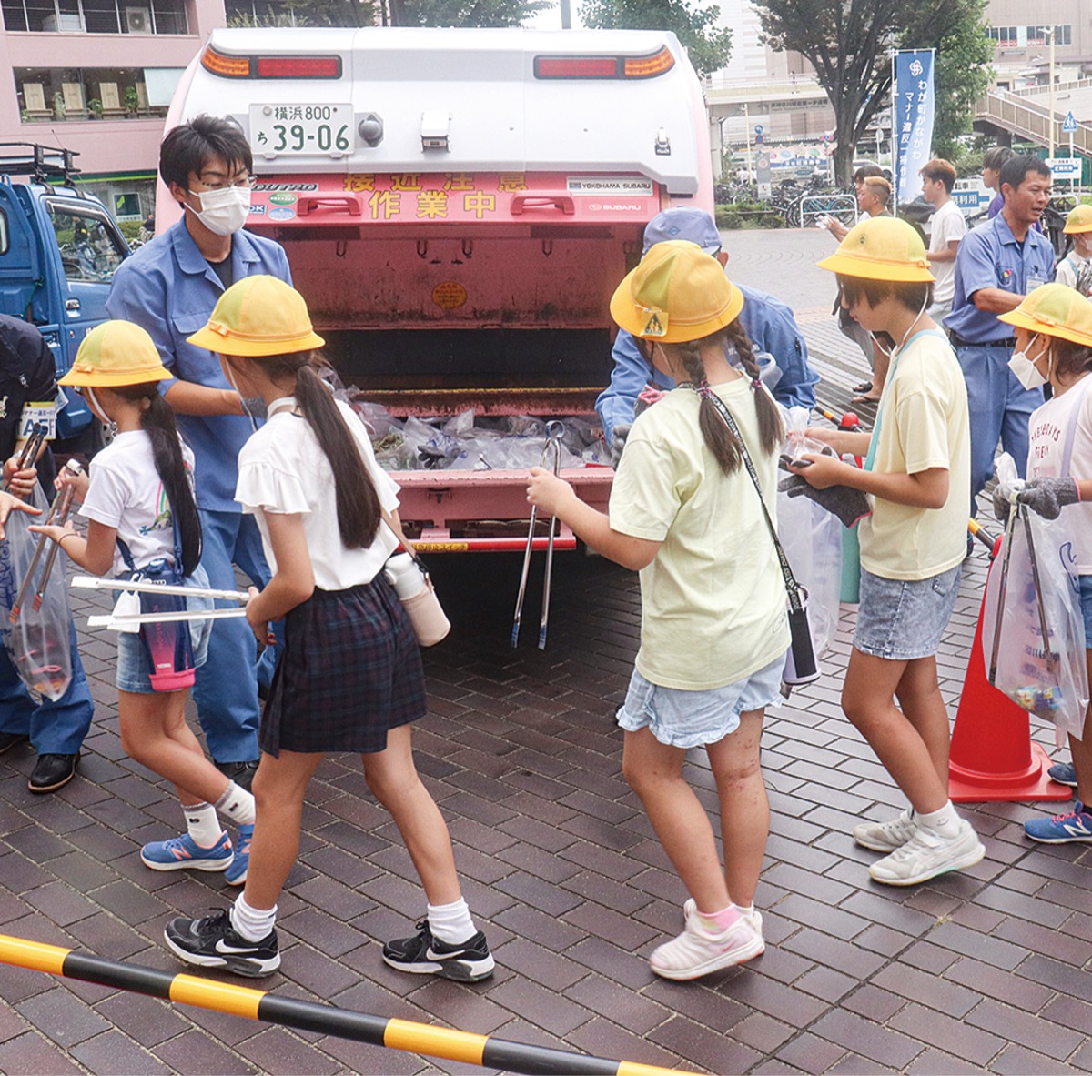 集めたごみを届ける児童たち