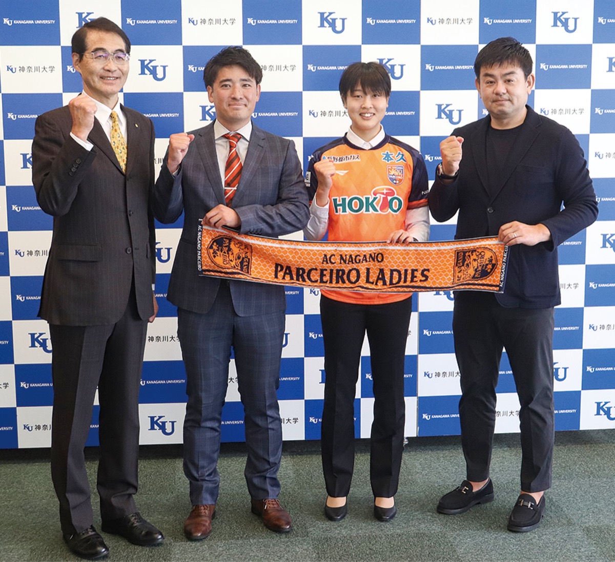 ユニフォームに身を包み笑顔を見せる高野瀬さん