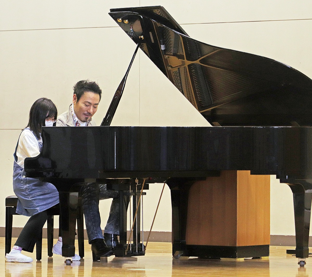 西川さんと連弾する児童