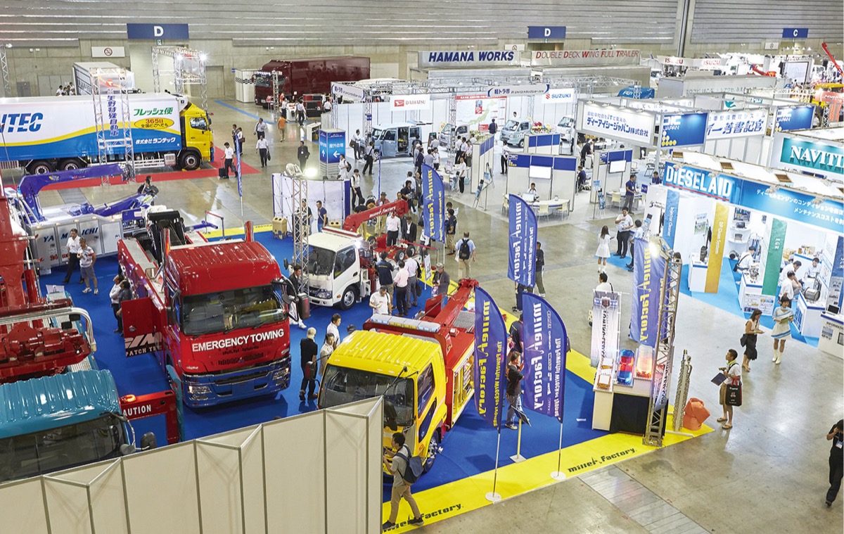 国内外から最新鋭の車両が集結し、展示される