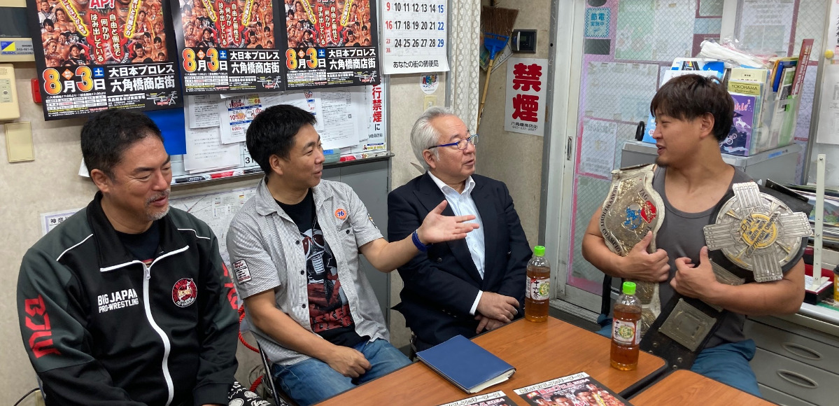 大会の意気込みを語る伊東選手（左端）と神谷選手（右端）＝六角橋商店街提供
