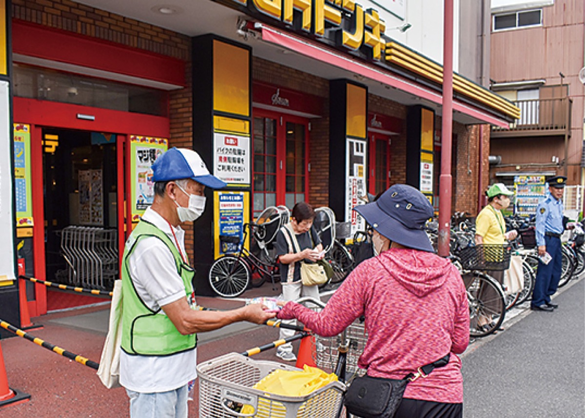 来店者に啓発物品を配った