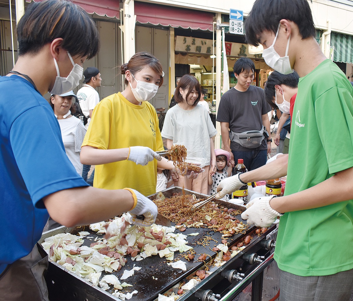 納涼夜店にぎわう