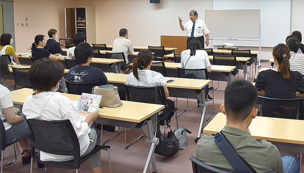 講演する浅葉代表