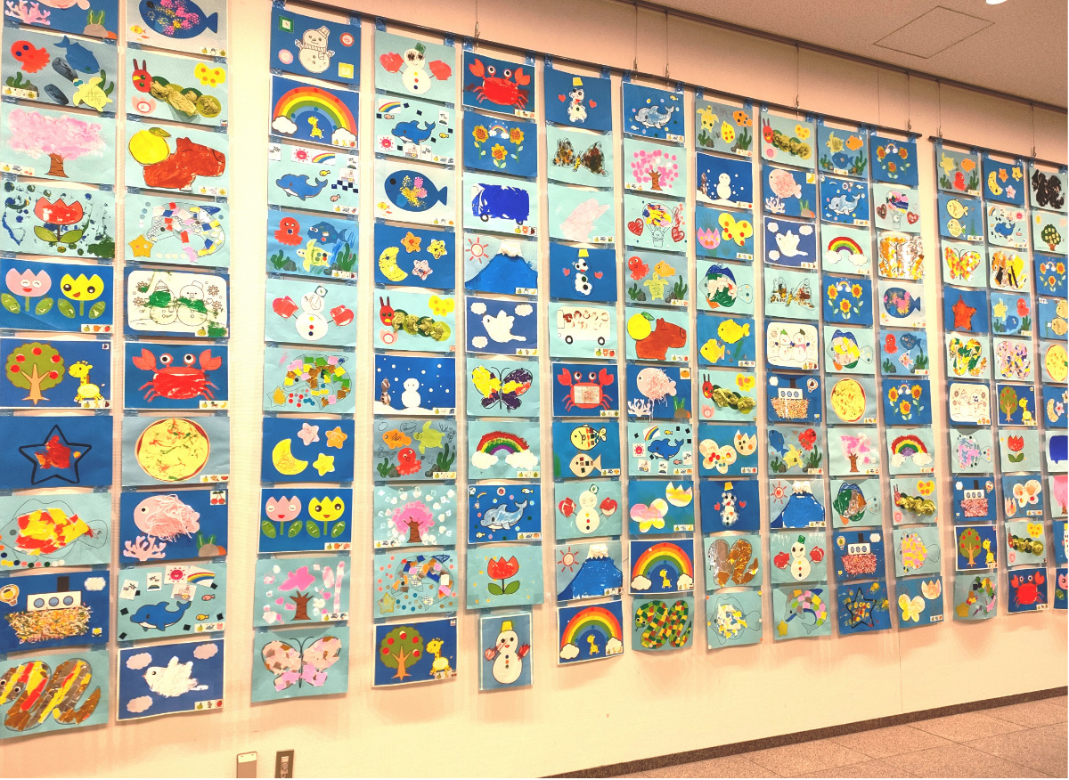 市役所１階に展示されている「ブルーフラッグ」