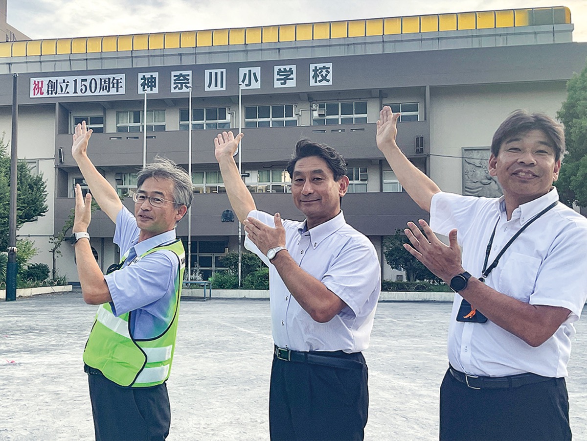 神奈川小に祝150年看板
