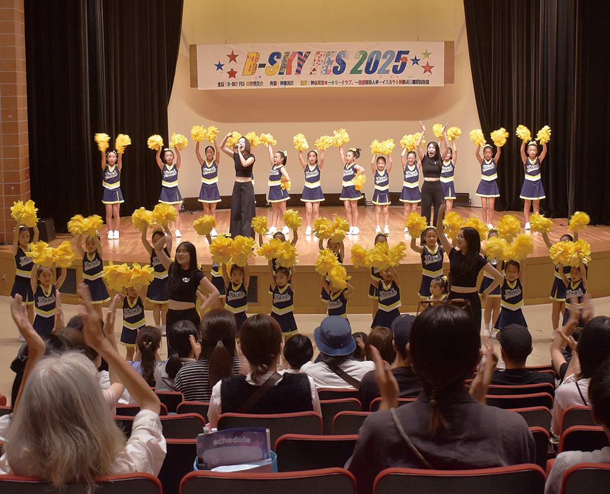 若者がステージで躍動