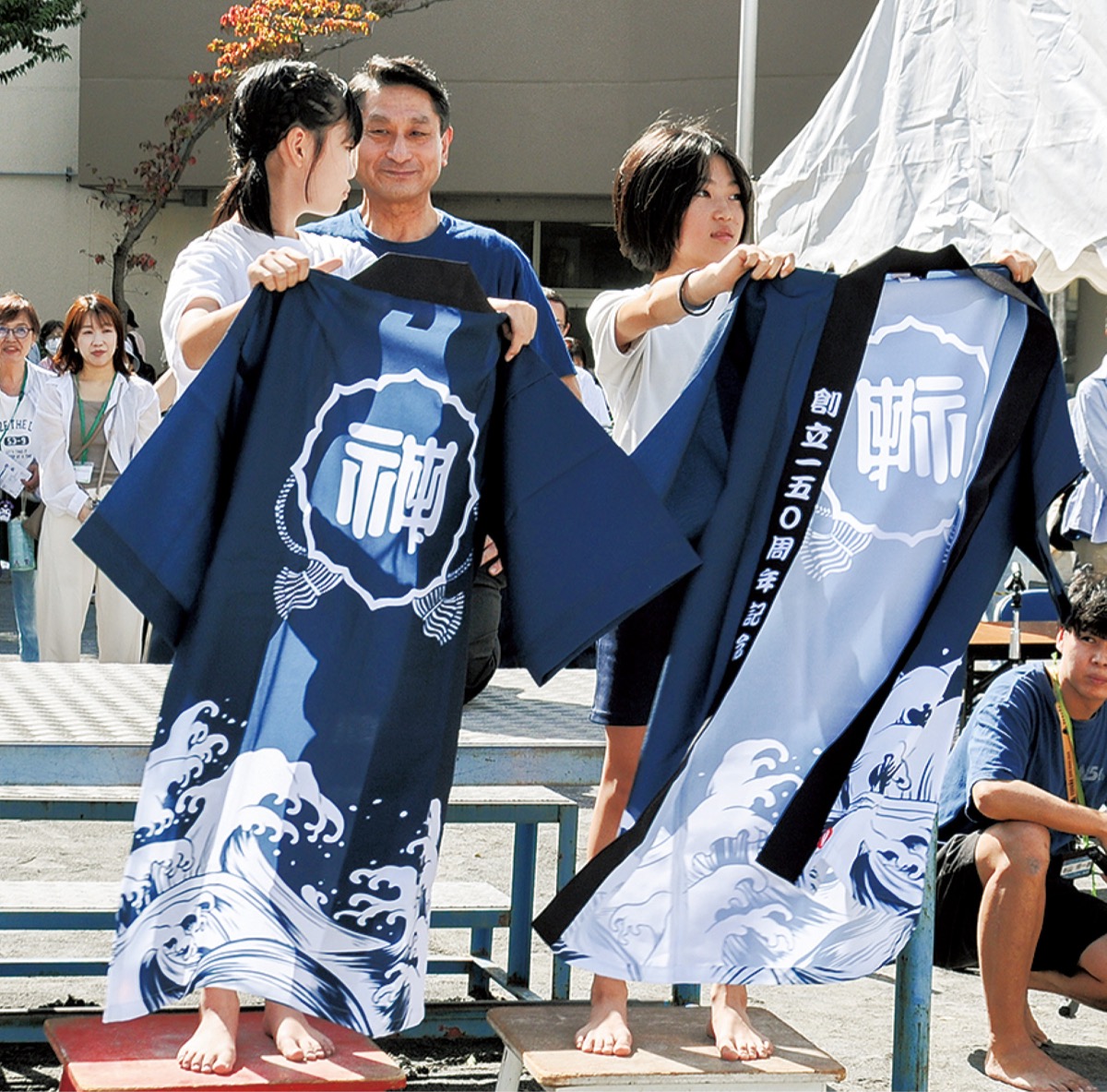 150周年記念法被を披露