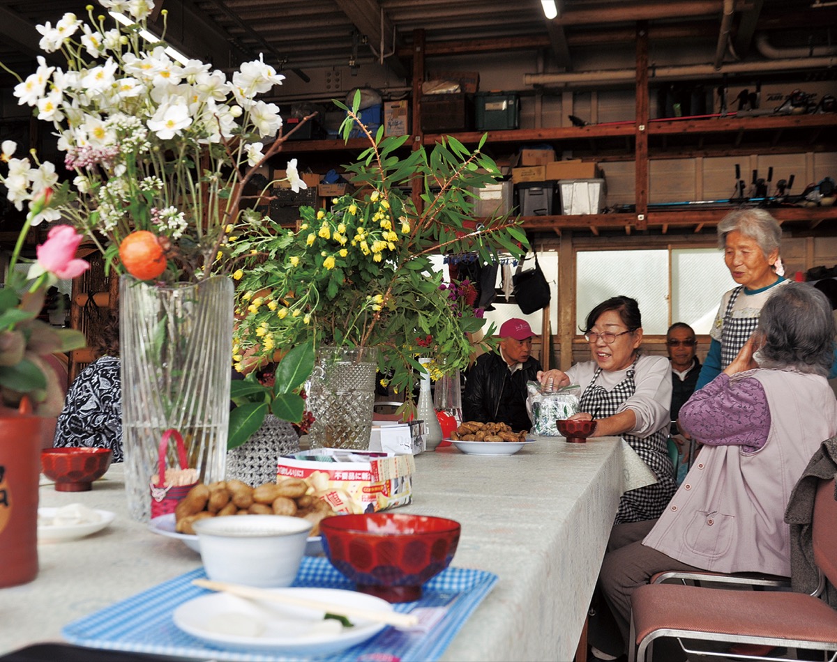 地域カフェで一杯