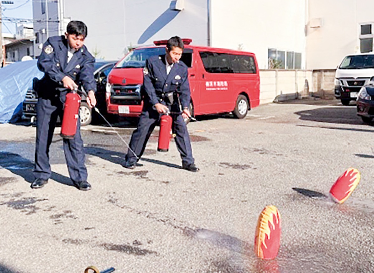 警察官が初期消火講習