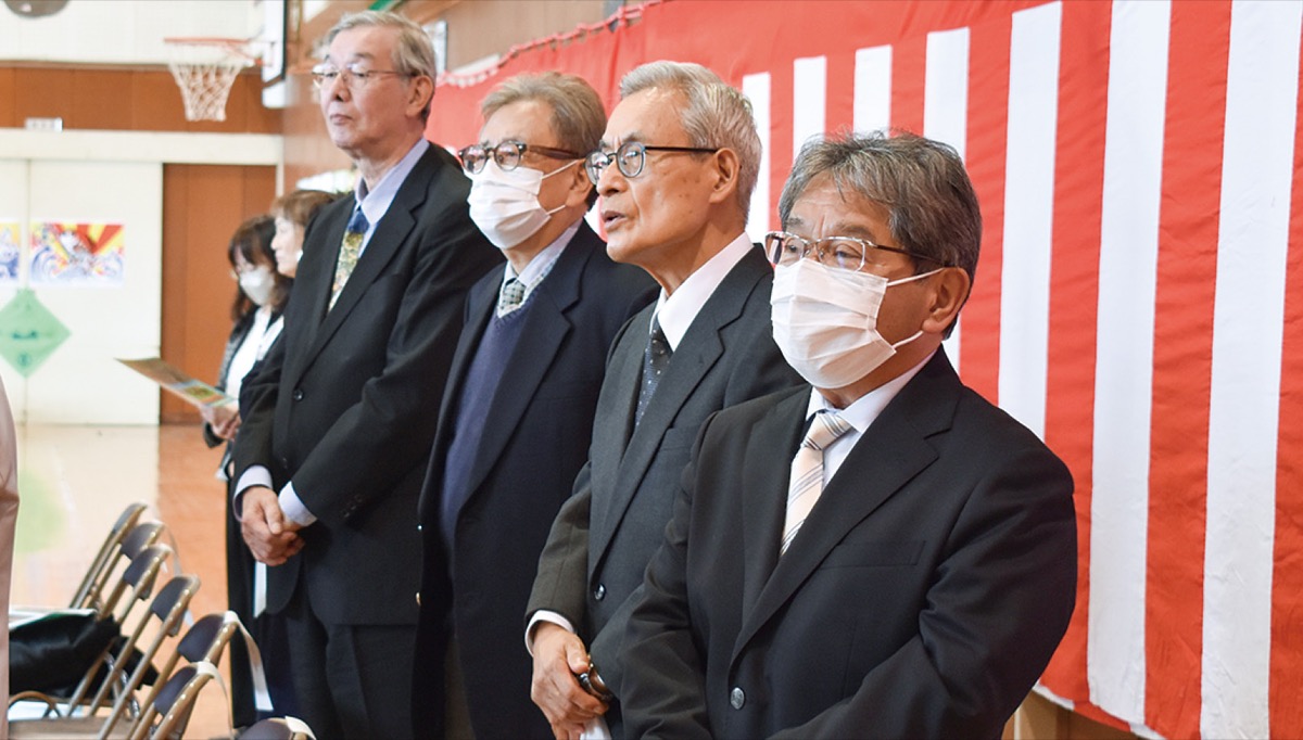 来賓の自治会長らも校歌を歌った