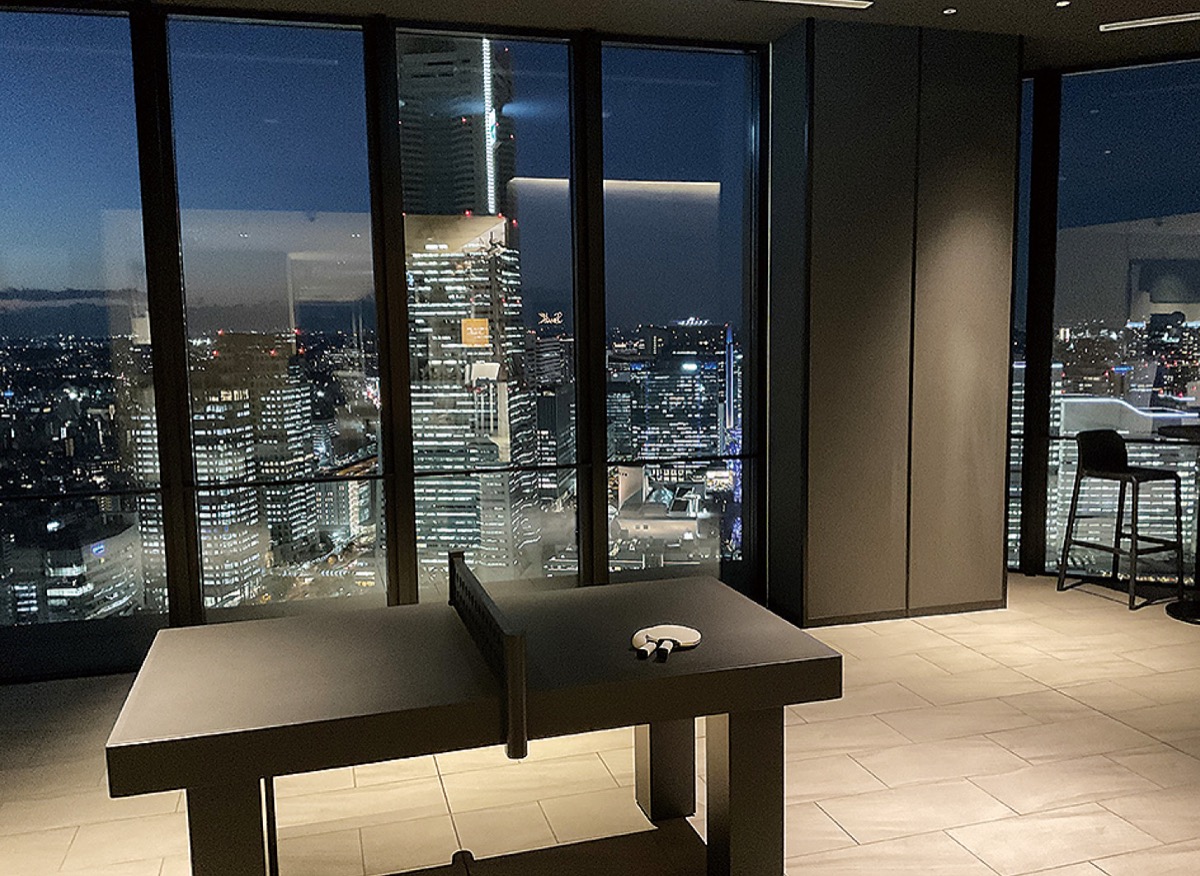 パブリックスペースには卓球台やビリヤードが置かれたプレイゾーンやシアタールームを設置。宿泊者は無料で楽しめる