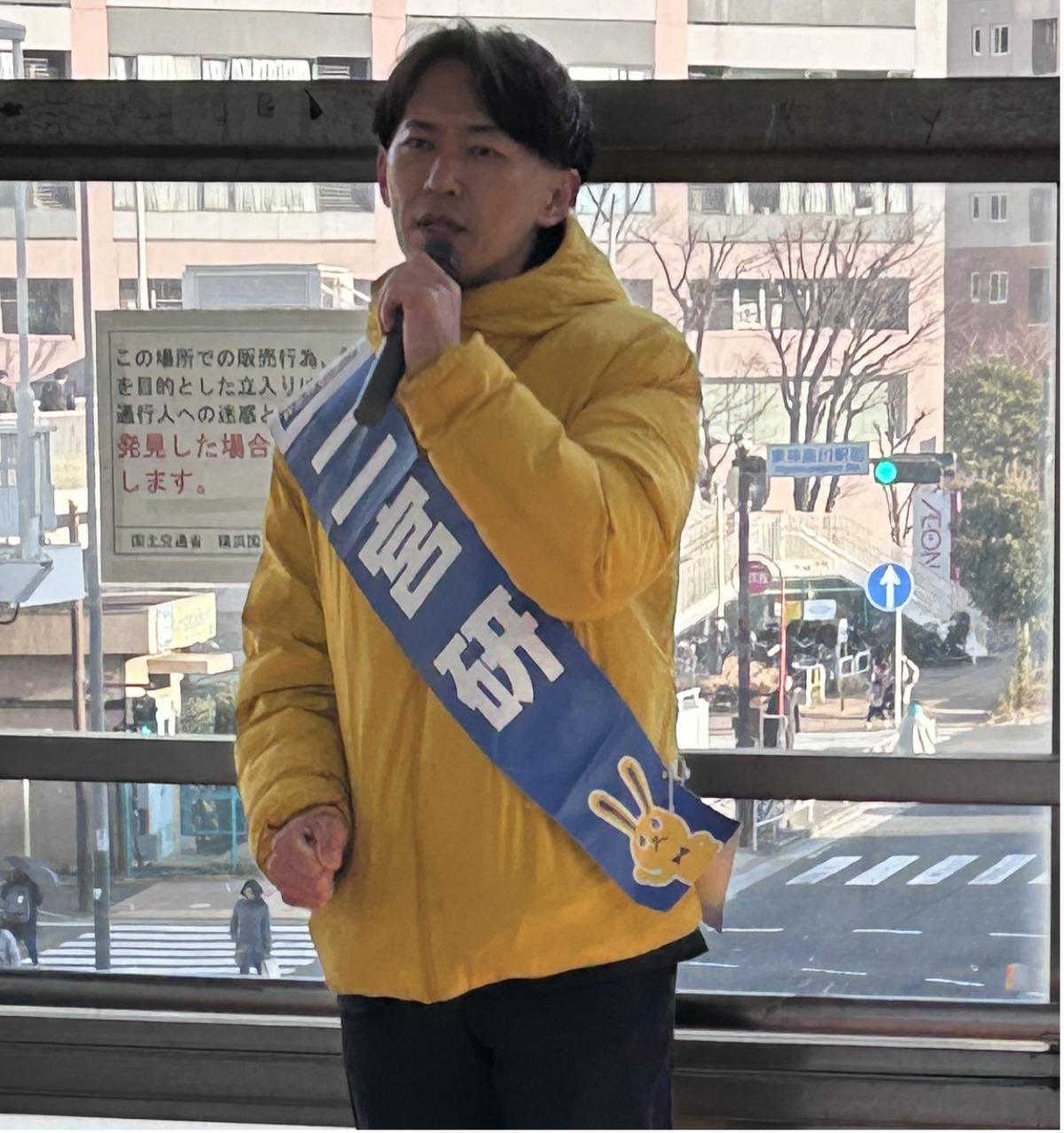 街頭で政策を訴える二宮氏