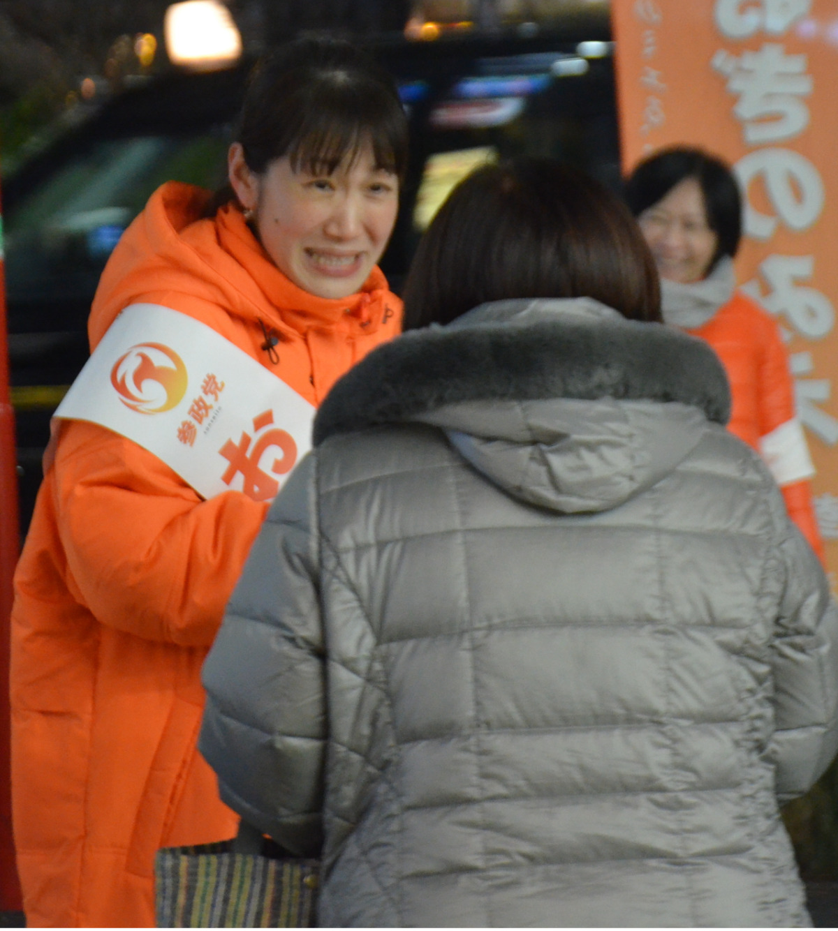 有権者にビラを手渡す荻野氏