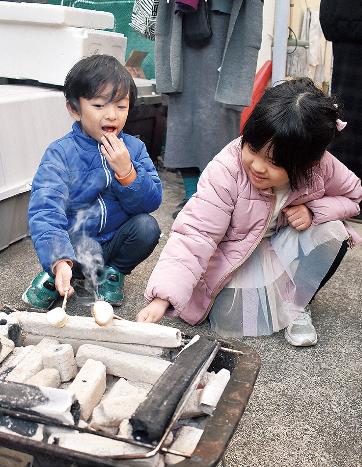 マシュマロを焼く子どもたち