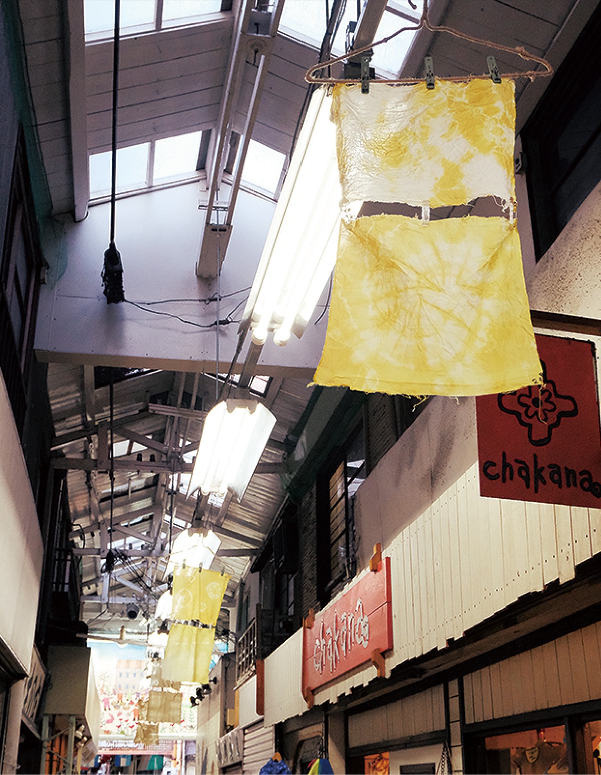 ふれあい通りの中心に沿ってつるされた染物