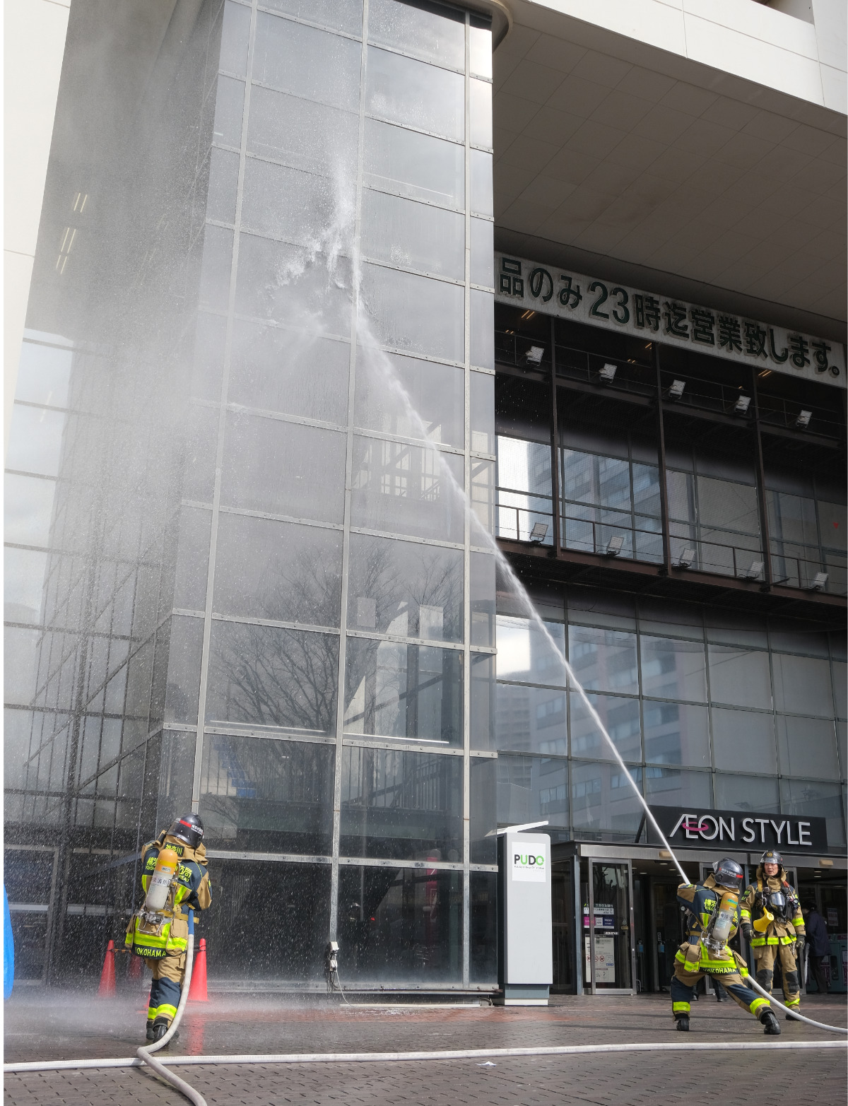 施設3階をめがけ放水