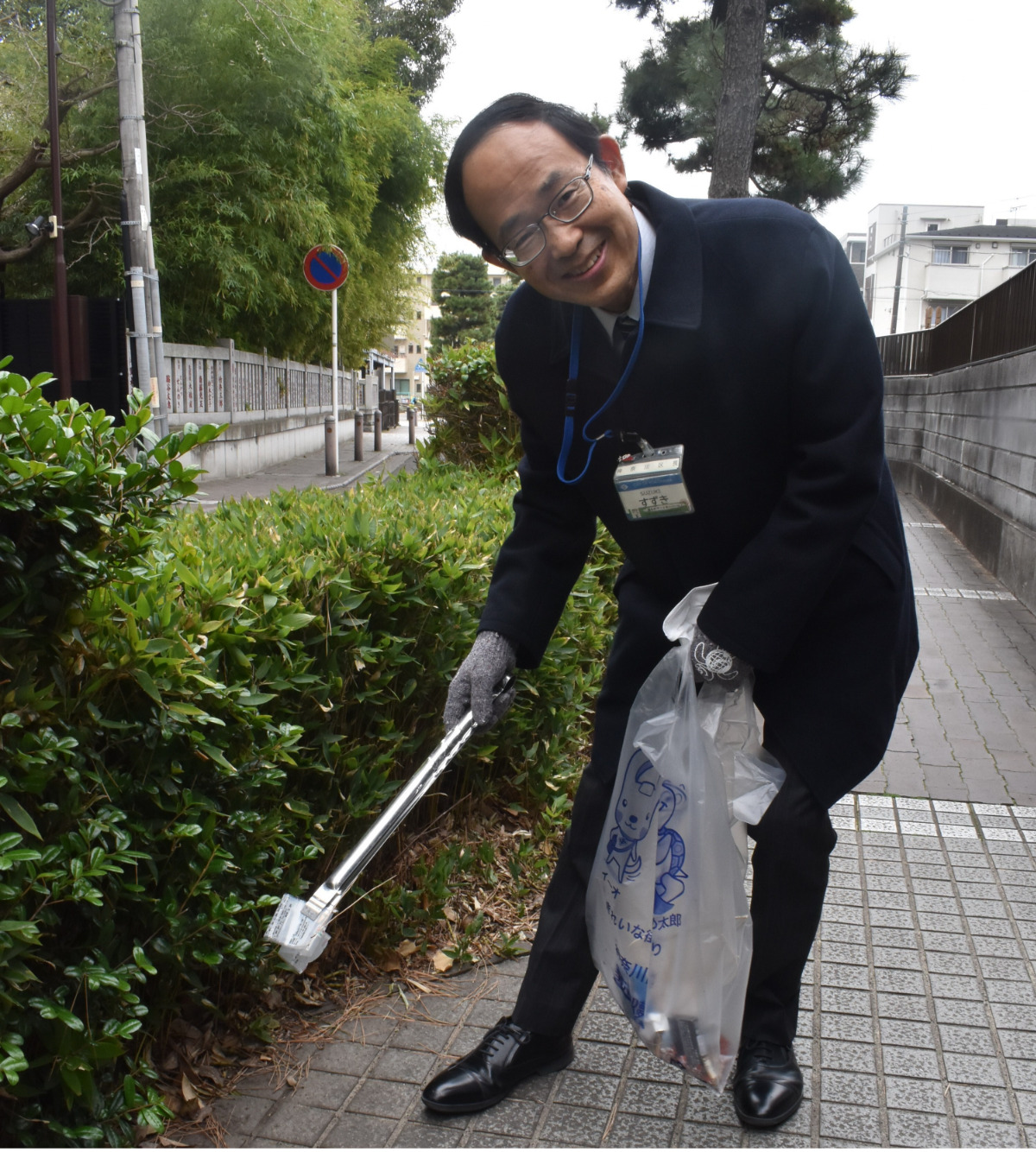 ごみを拾う鈴木区長