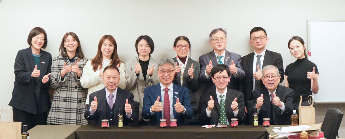 関係者らで記念撮影