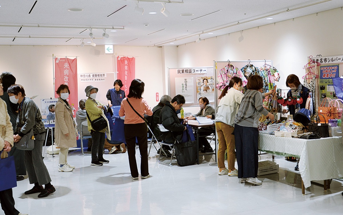 説明ブースや手作り品販売に多くの人だかりが