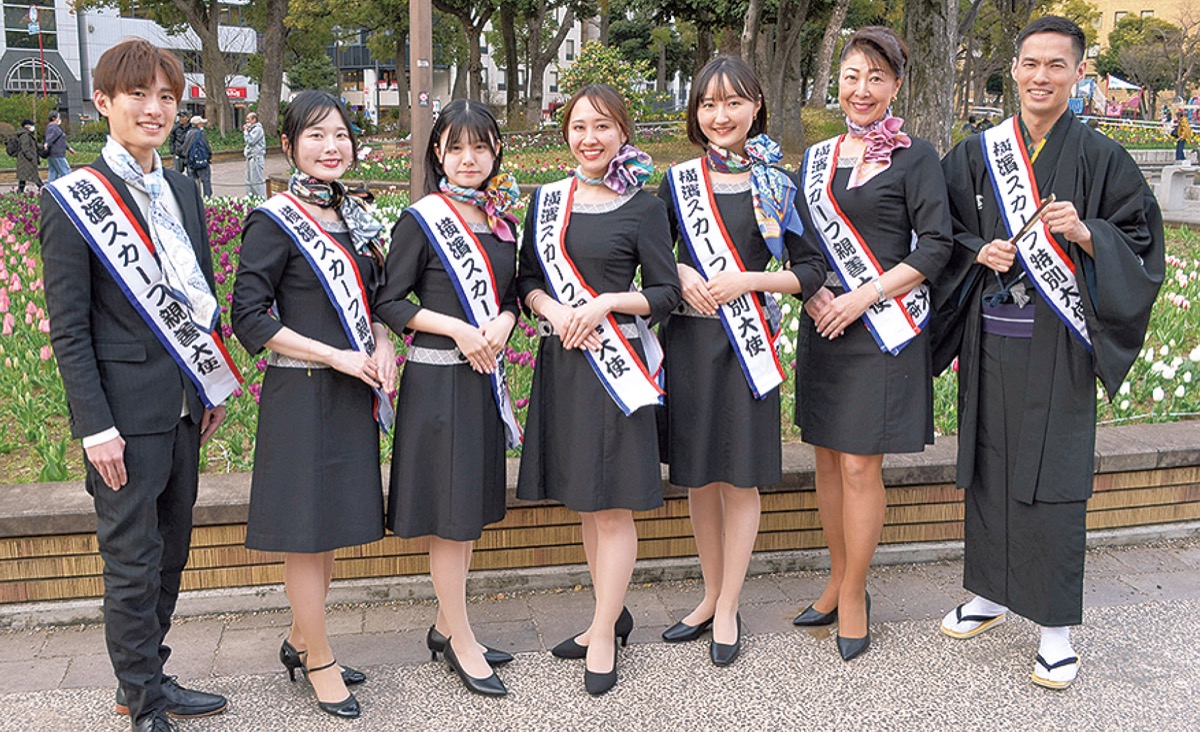 横浜スカーフ親善大使の６人と特別大使の立川うぃんさん（右）