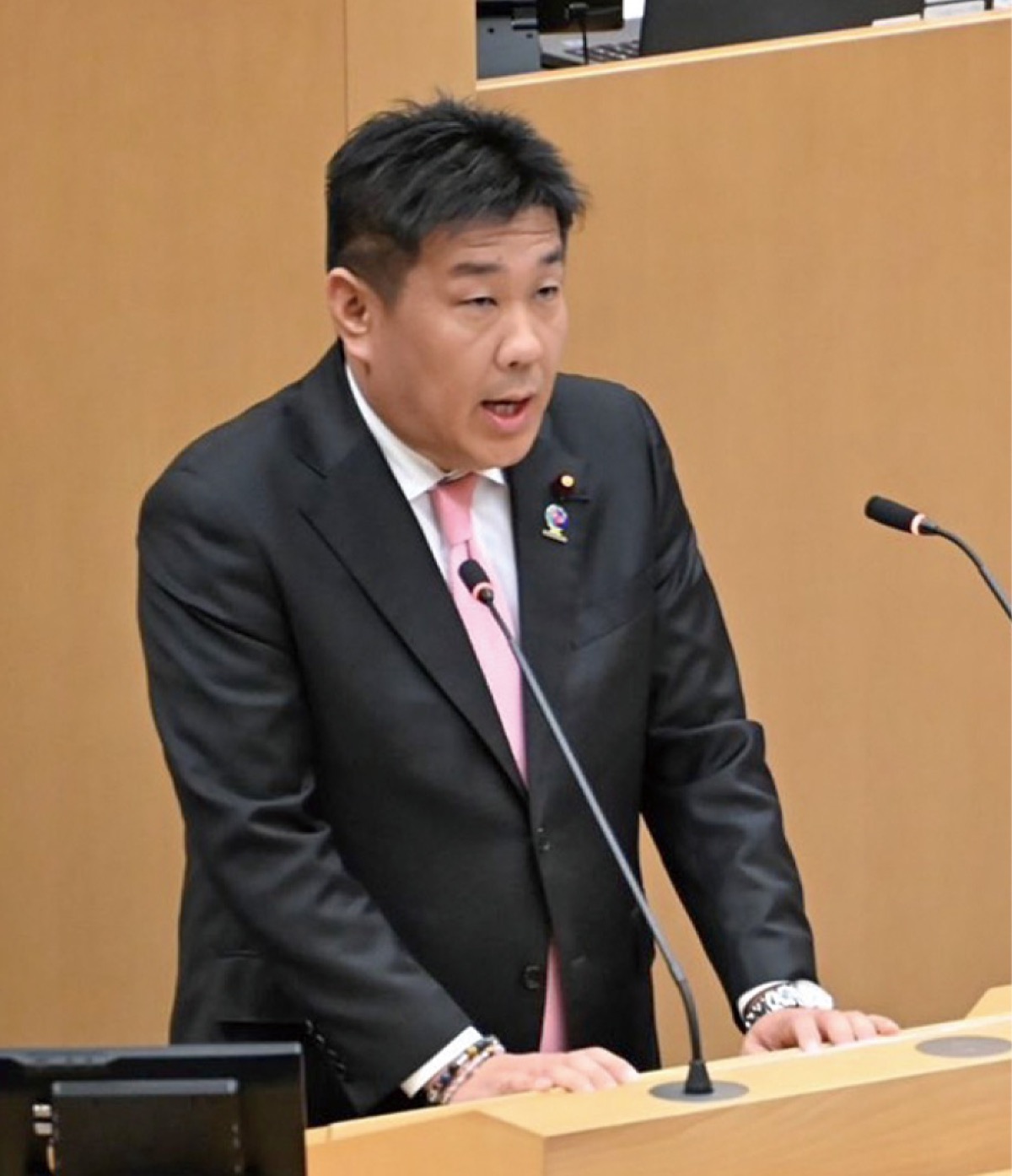 令和8年度予算質疑に立つ (写真3)