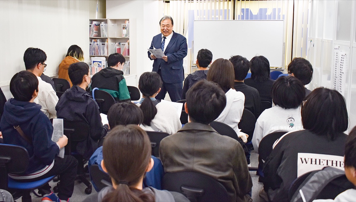 新入生たちの前で語る浅葉代表