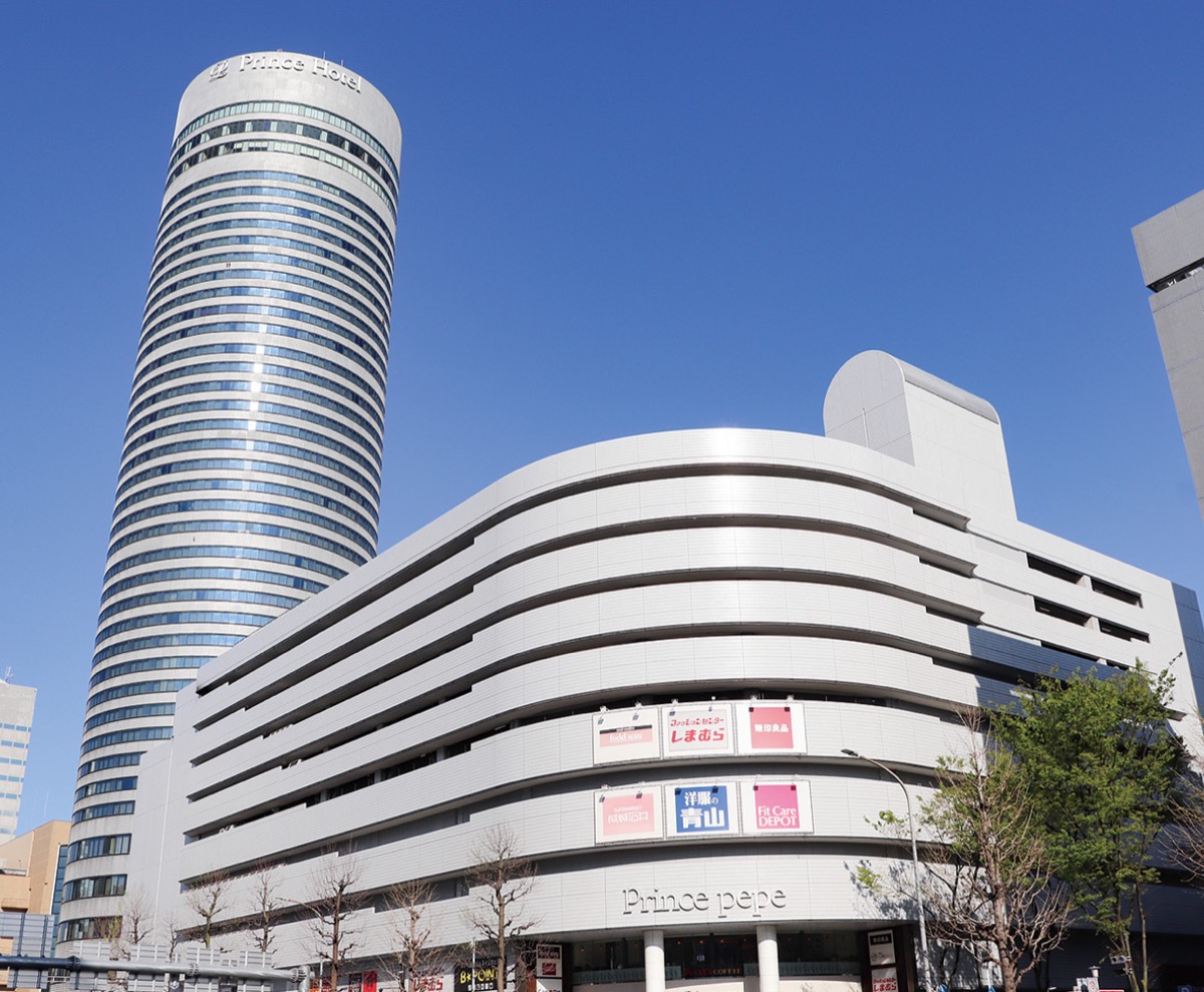 来年３月に営業を終了する新横浜プリンスペペ（手前）