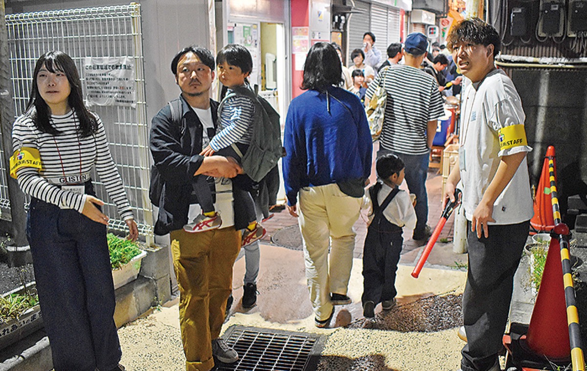 誘導する学生ボランティア