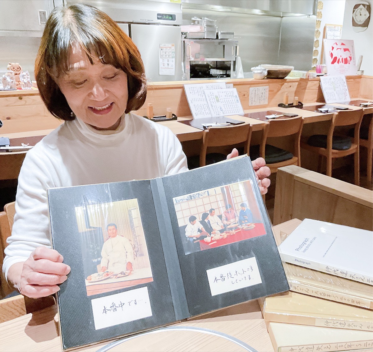 店の開店当初から全５冊にわたり丁寧にまとめられた「仲代さん専用アルバム」の写真を見せながら、当時の思い出を語る木村さん