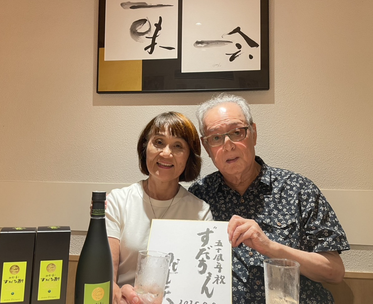 「すだち」の店内で順子さん（左）と仲代さん。この日は珍しくほかに来店者がなく３時間近くゆっくり話すことができたという。その３カ月後の11月８日に亡くなり、この日が最後の来店となった（2025年8月8日）＝同店提供