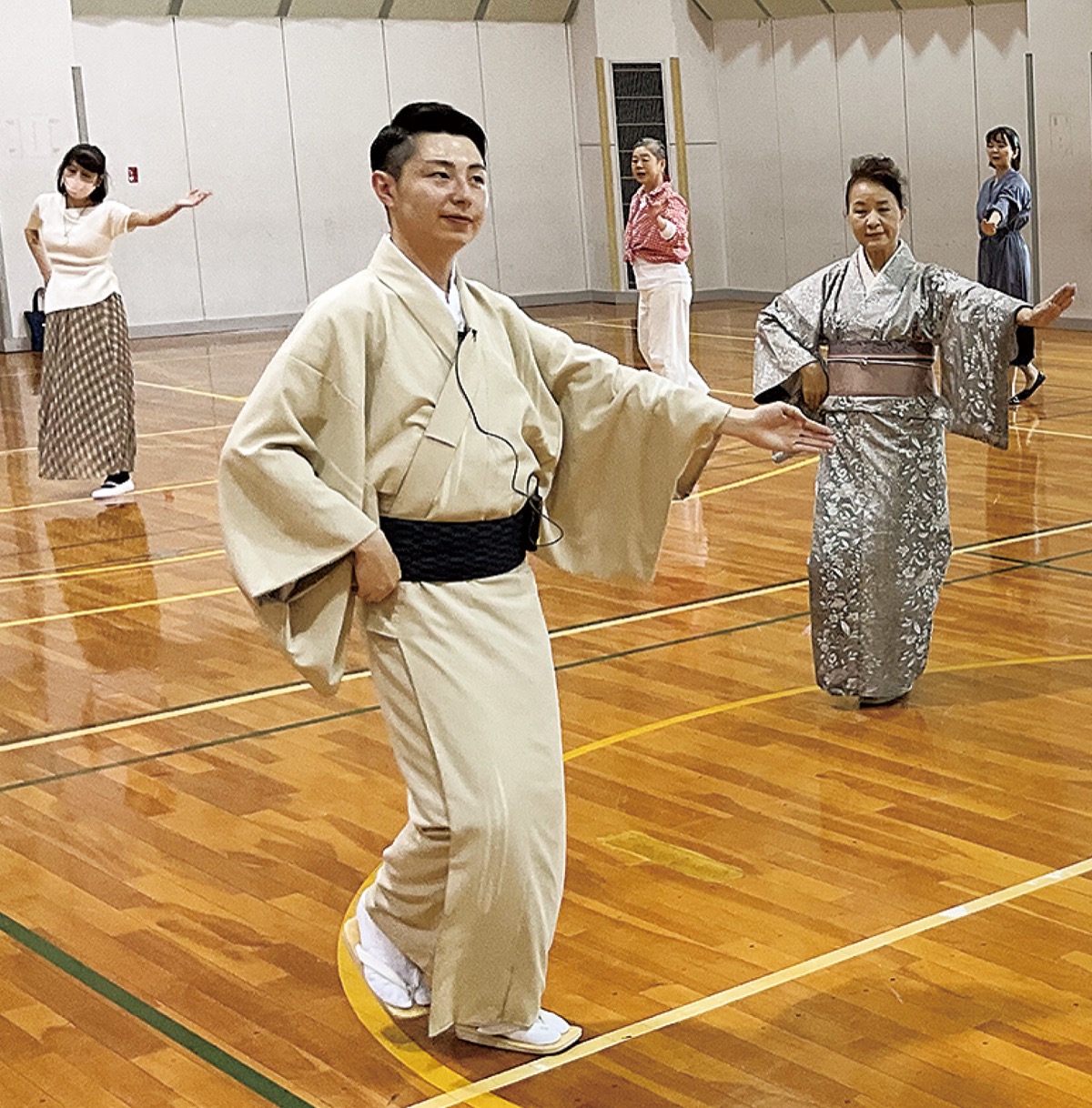 講習会で「ブルー・ライト・ヨコハマ」の踊りを指導する関さん＝写真手前＝
