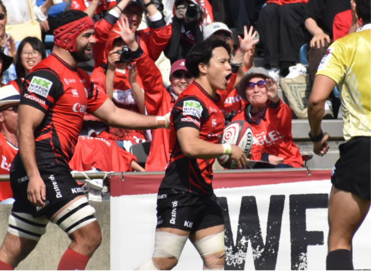 トライを決めて喜ぶ石田吉平選手